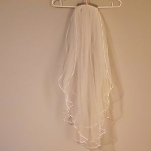 💙Wedding veil 👰. 35" long and extends to 50" width.💙